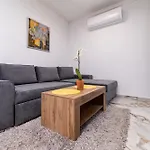 Modern 1-bedroom 플로브디프