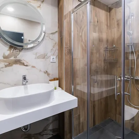 Modern 1-bedroom Apartment *