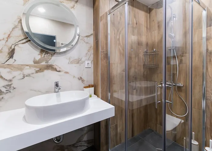 Modern 1-bedroom Apartment *